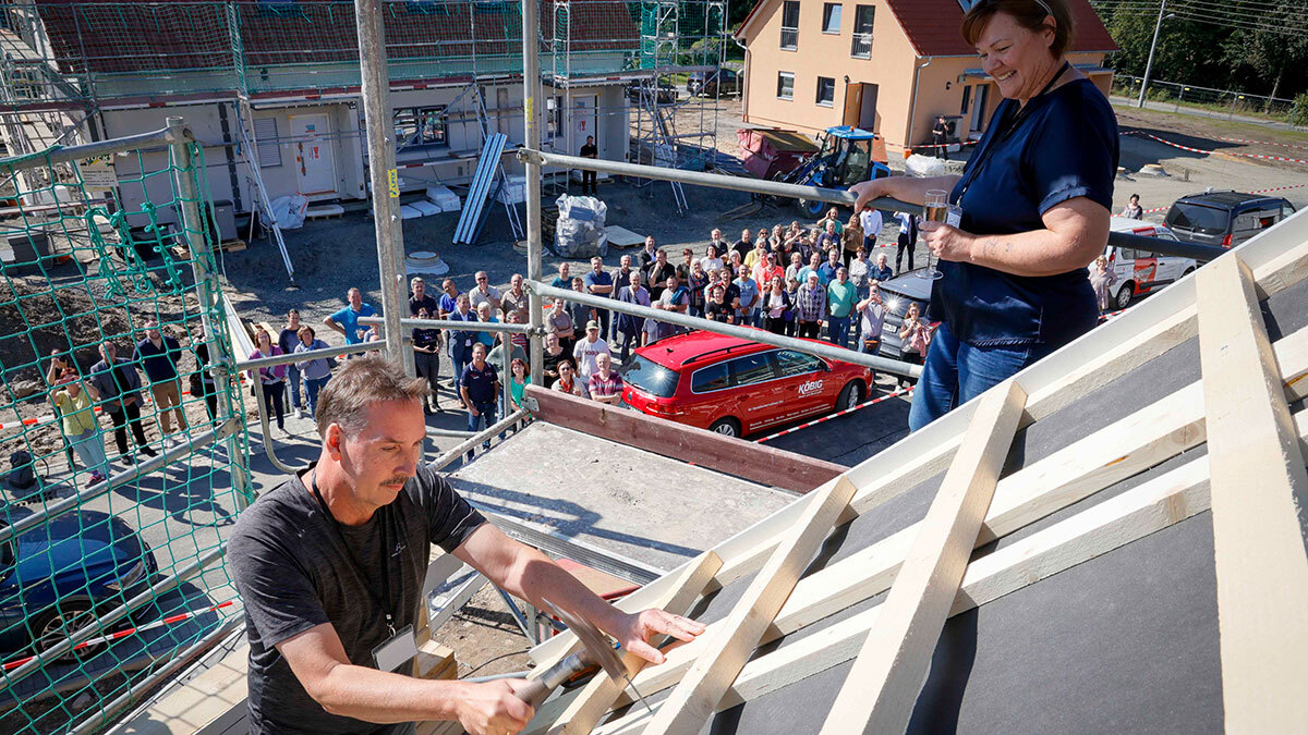 Bauherr André Zarse beim Einschlagen des letzten Nagels, ©&nbsp;Matthias Schumann